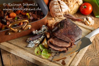 SZ_Magazin_Wohlfuehlen_F_08623_Rotweinschmorbraten_ Sauerteigkru